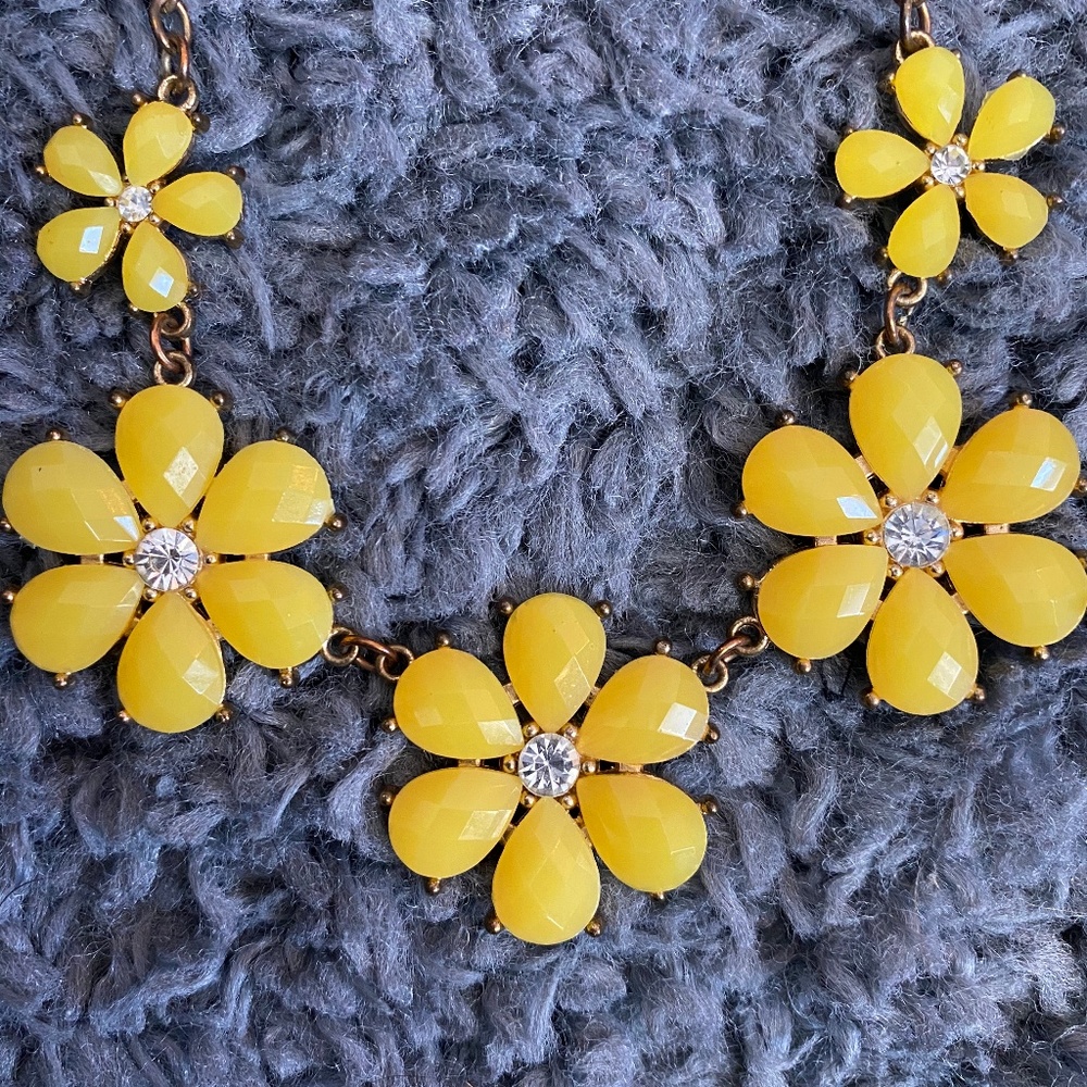Charming Charlies Yellow Flower Daisy Necklace